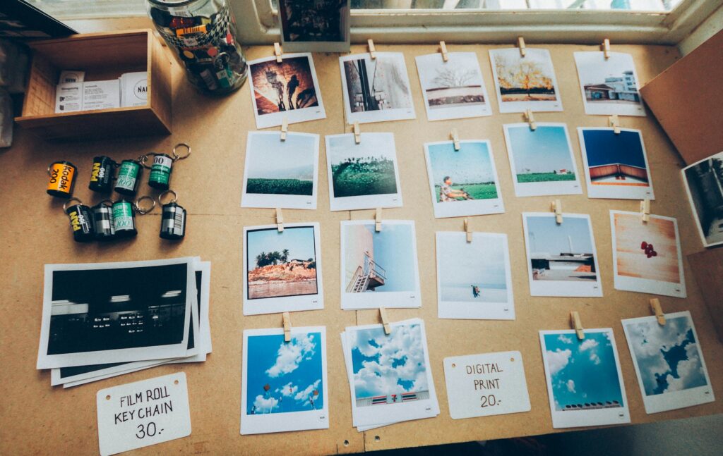 Fotógrafo profesional con cliente discutiendo portfolio en sesión de planificación