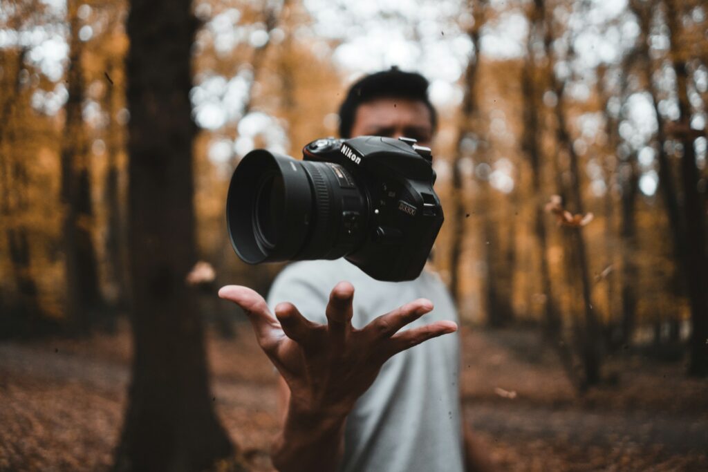 Fotógrafo editando imágenes en computadora con software de postproducción