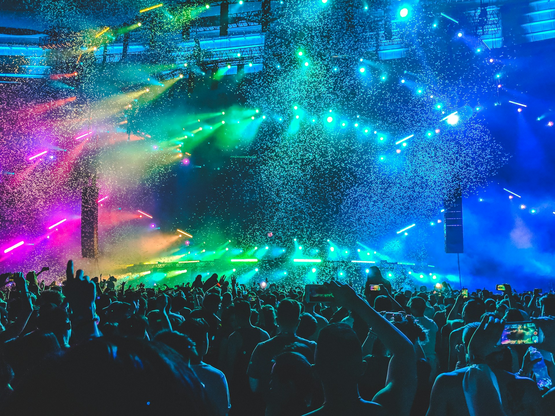 Fotografía de celebración cultural con personas en movimiento y colores vibrantes